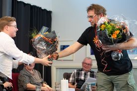 Mann gir blomster til ungdom